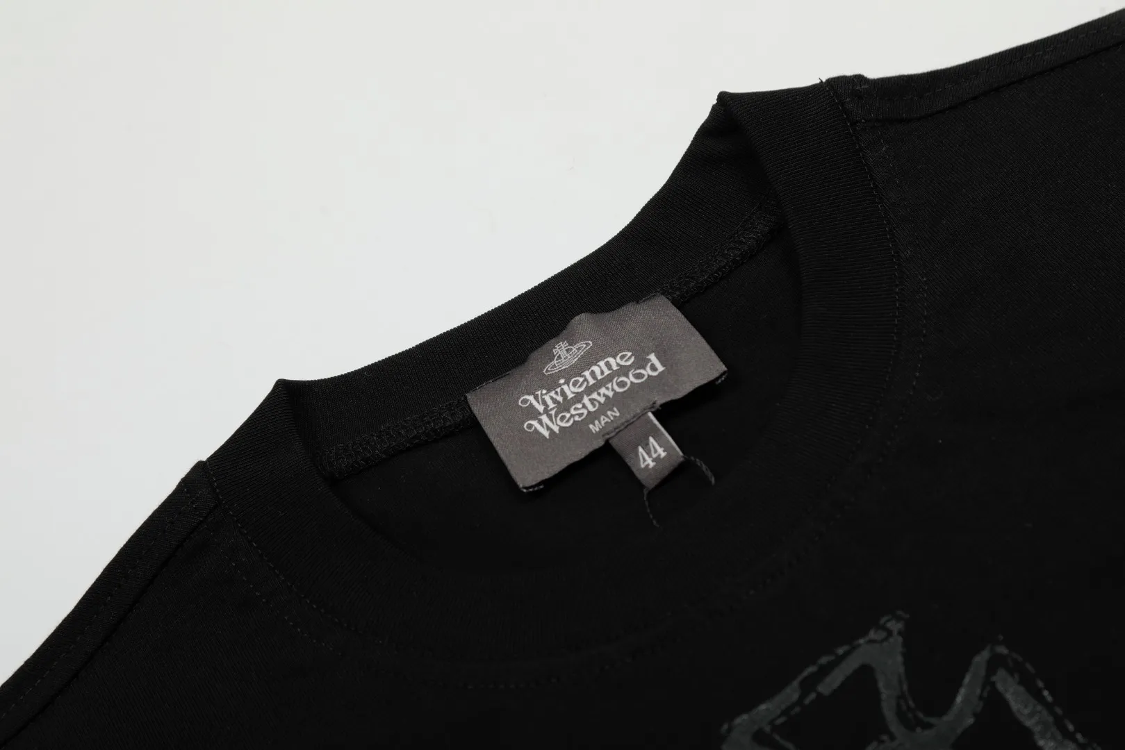 VIVI 143# "Exclusive style" vivienne west wood, Queen Mother of the West, Vivienne, Saturn silver retro short-sleeves. The new fabrics have been machine washed at high temperature + water twice. The only one in the entire network that achieves 0 shrinkage. The Solona thread is arranged. The threaded neckline does not deform. It is tight and dense. Comparisons are welcome. The full series of correct accessories. Every detail is completely restored and can be stretched directly.